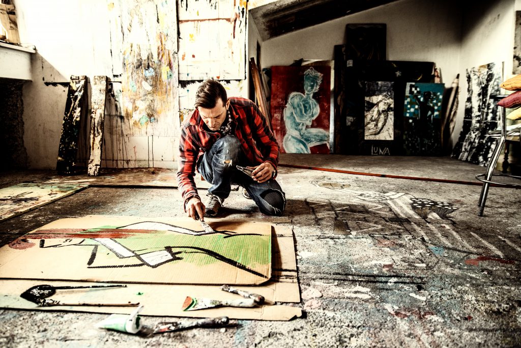 Artiest in zijn atelier